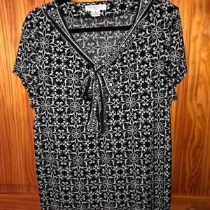Liz Claiborne- Black and white top, size 1X